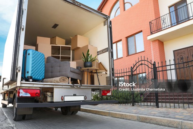 home-moving-istockphoto-1395748211